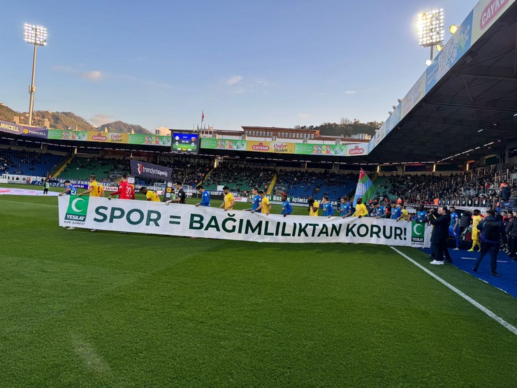 yesilay-tarafindan-ulke-genelinde-hayata-gecirilen-bagimsizlik-seferberligine-iki-super-lig-takimi-futbol-musabakasina-spor-bagimliliktan-korur-pankarti-ile-cikarak-d-4.jpg