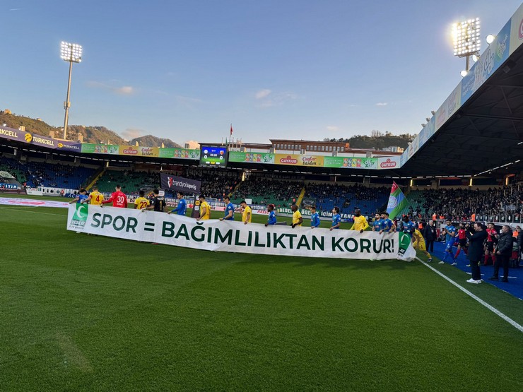 yesilay-tarafindan-ulke-genelinde-hayata-gecirilen-bagimsizlik-seferberligine-iki-super-lig-takimi-futbol-musabakasina-spor-bagimliliktan-korur-pankarti-ile-cikarak-des-1.jpg