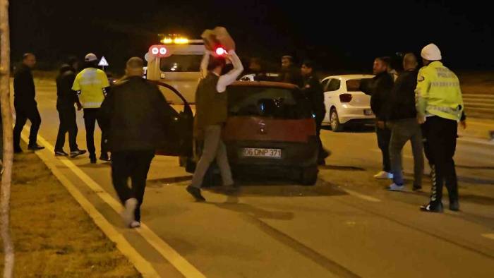 Motosiklet Sürücüsü Kazada Öldü, Yakınları Çarpan Otomobili Parke Taşıyla Parçaladı