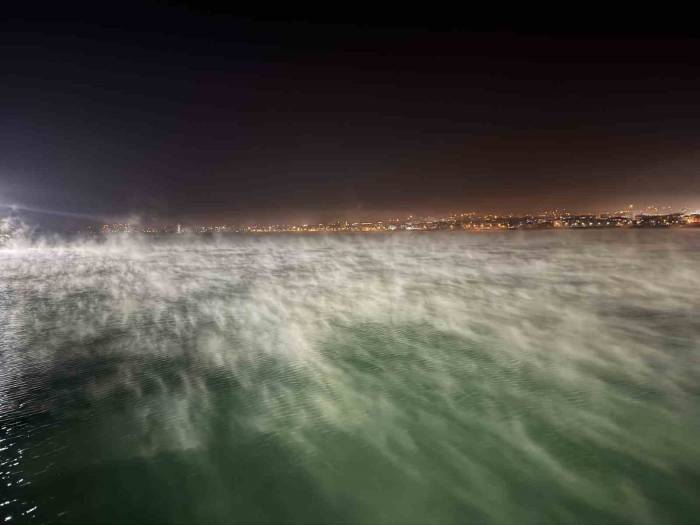 Van Gölü Yüzeyinde Buharlaşma Ve Sis İlginç Görüntü Oluşturdu