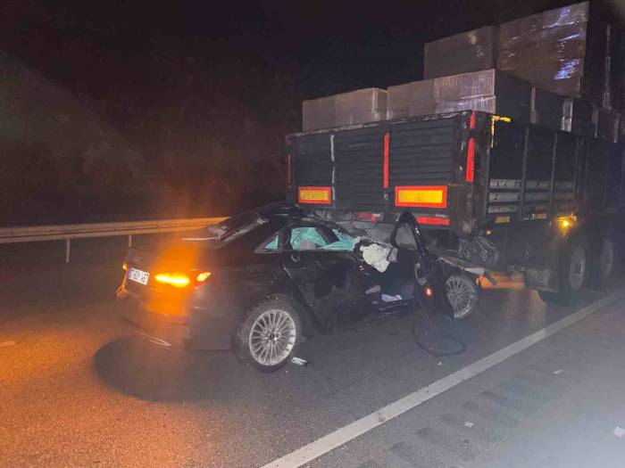 Kontrolden Çıkan Araç Tırın Altına Girdi: 1’i Ağır 2 Yaralı