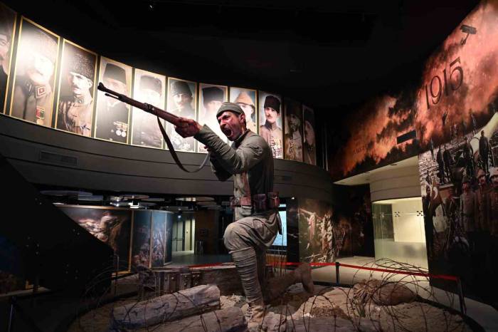 Çanakkale’de Ziyaretçileri, Dev Mehmetçik Heykeli Karşılıyor