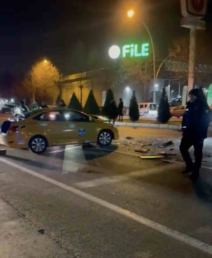 Ticari Taksi Kırmızı Şıkta Bekleyen Araçlara Çarptı: 2 Yaralı