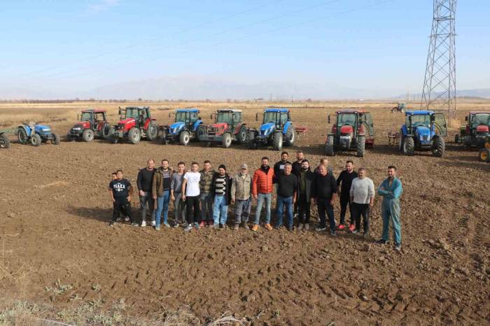 Köylüler 70 Dekar Tarlaya İmece Usulü Arpa Ekti