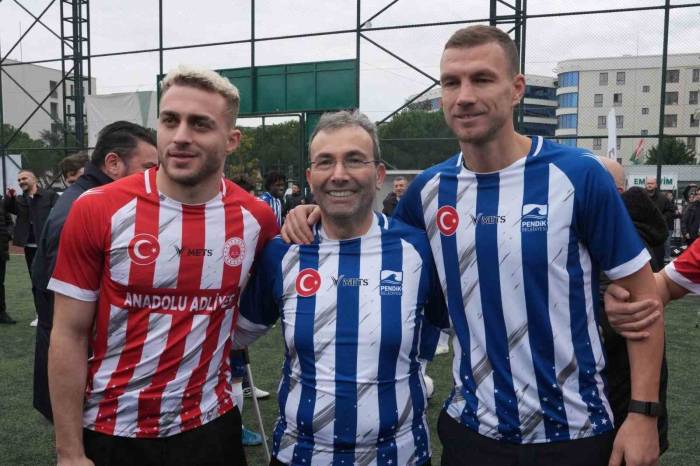 Edin Dzeko İle Barış Alper, Dünya Engelliler Günü İçin Pendik’te Sahaya Çıktı