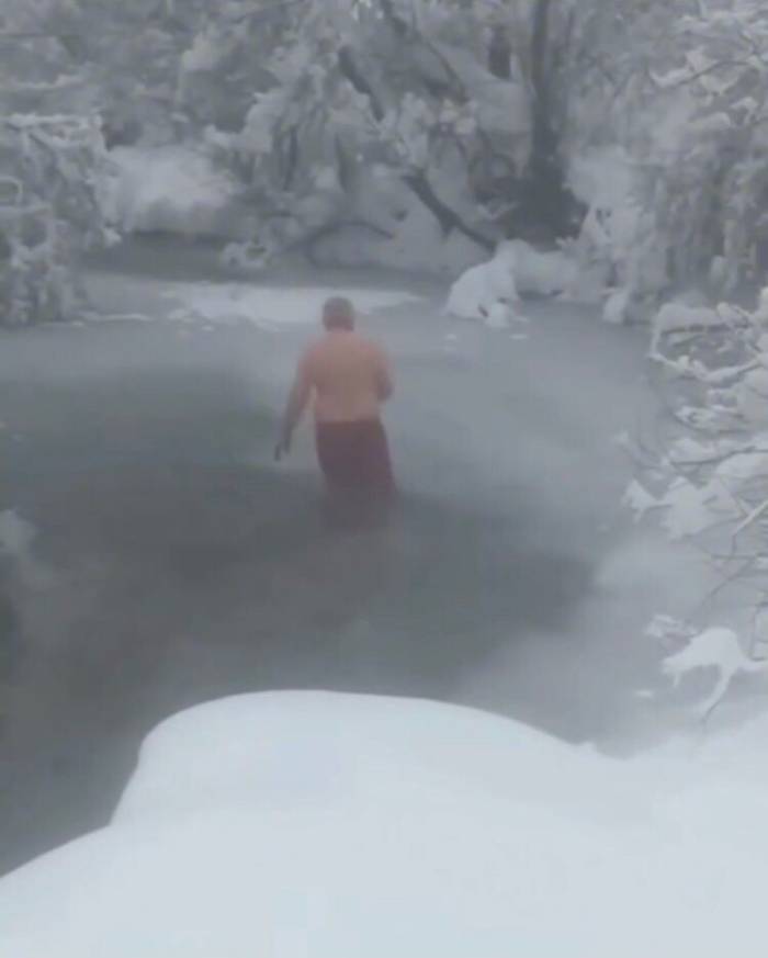 Gümüşhane’de 70 Yaşındaki Adam Buz Tutan Çayda Yüzüyor