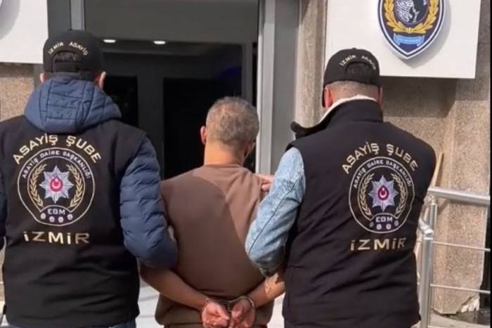 İzmir’de Kadını Silahla Ağır Yaralayan Zanlı Polise Çatıdan Da Ateş Açtı