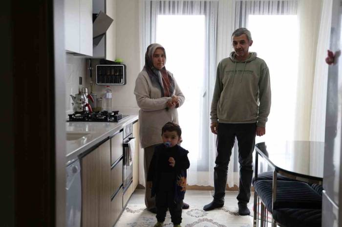 Cumhurbaşkanı’nın Elinden Anahtarlarını Alan Depremzede Çift Yeni Evine Kavuştu