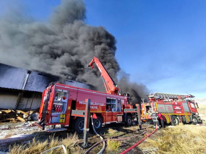 Niğde’de Plastik Çerçeve Fabrikasında Çıkan Yangın Söndürüldü