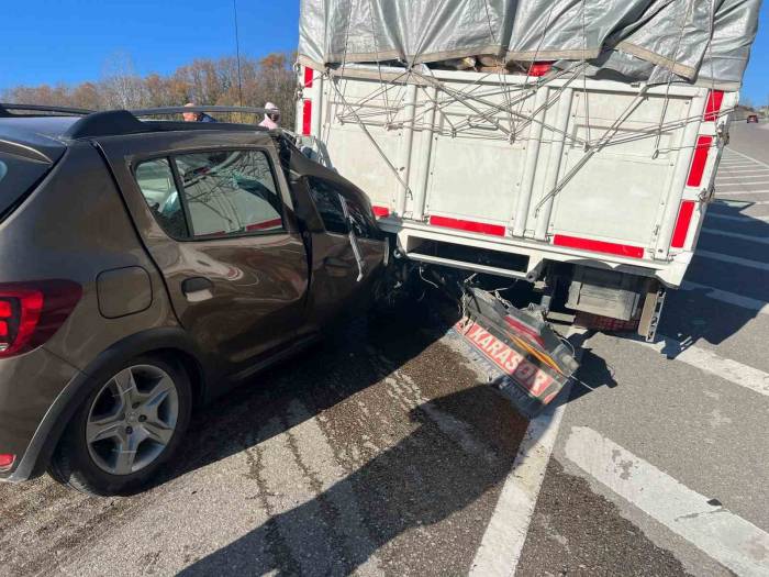Sinop’ta Otomobil Kamyonun Altına Girdi: 1 Yaralı