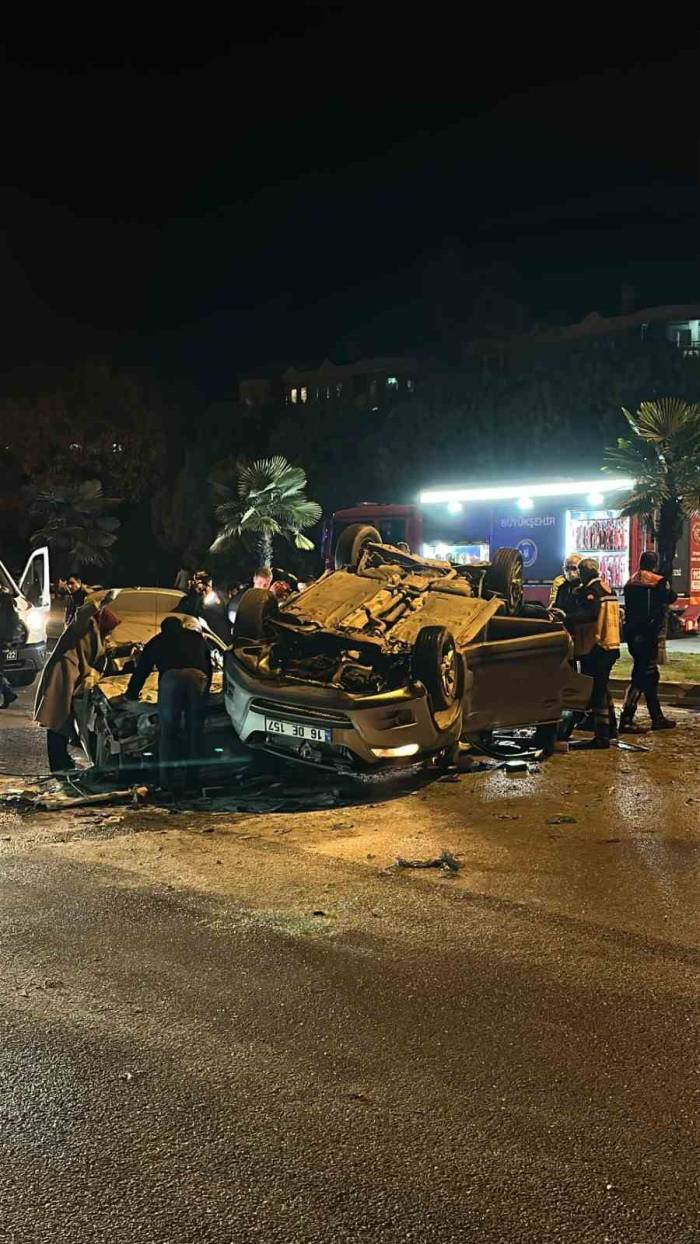 Katliam Gibi Kaza... İki Araç Kafa Kafaya Çarpıştı: 1 Ölü, 3 Ağır Yaralı