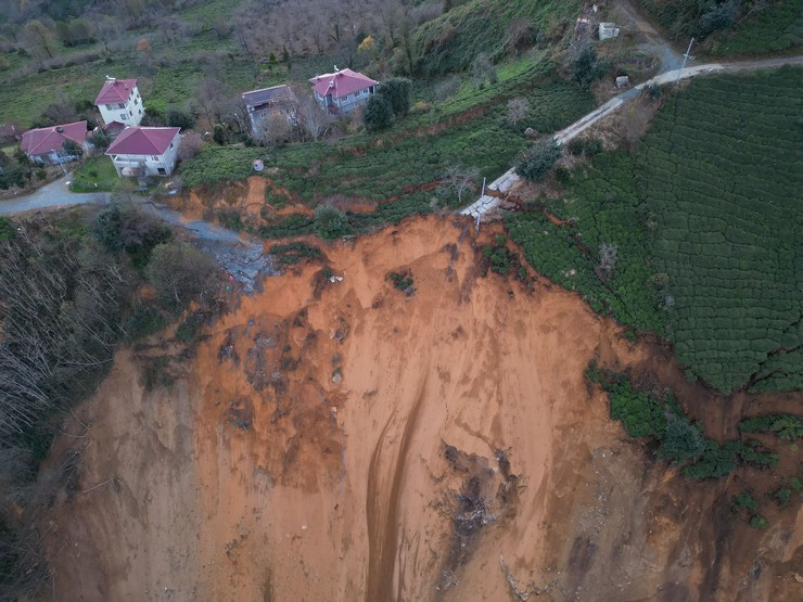 artvinde-heyelan-karadeniz-sahil-yolu-ulasima-kapandi-3-001.jpg