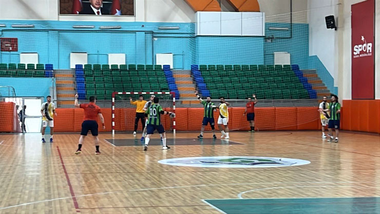 rize-belediyespor-hentbol-erkekler-super-ligin-13-haftasinda-evinde-agirladigi-konya-buyuksehir-belediyesporu-35-32-maglup-ederek-sezonun-ilk-galibiyetine-ulasti.jpg