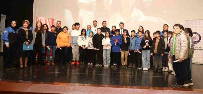 Amasya Polisi ‘Geleceğe Birlikte Yürüyelim Projesi’ İle 8 Bine Yakın Çocuk Ve Gence Ulaştı