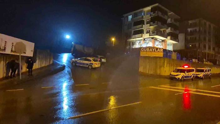 Polisten Kaçan Sürücü, Aracını Bırakıp 10 Metre Yükseklikteki Köprüden Atladı