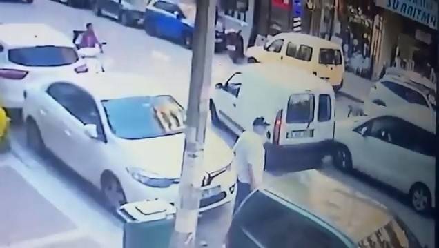 Kadın Sürücünün Aracına Saldırı Kamerada