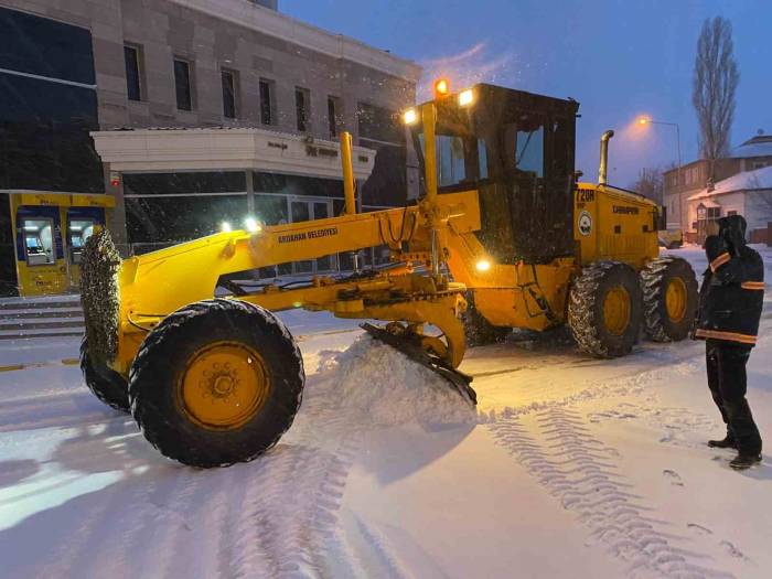 Ardahan’da Yoğun Kar Ve Tipiden Bazı Kara Yolları Ulaşıma Kapatıldı