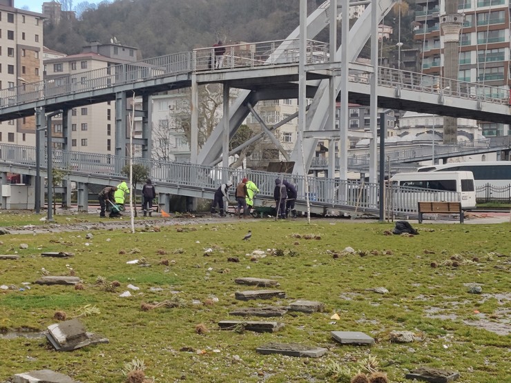 rizede-firtinayla-birlikte-sahilde-olusan-dalgalarin-fotografini-cekmeye-calisan-iki-kadin-denize-kapilmaktan-son-anda-kurtuldu-6.jpg