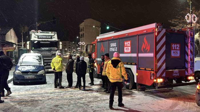 "Dur" İhtarına Uymadı, Tırı Polislerin Üzerine Sürdü