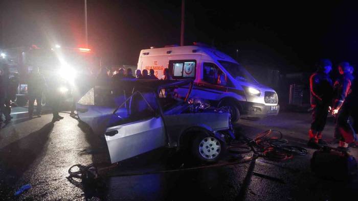 İzmir’de 2 Otomobil Çarpıştı: 1 Ölü