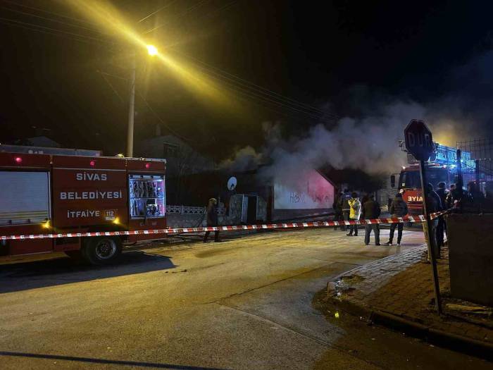 Sivas’ta Devrilen Elektrikli Soba Yangına Neden Oldu