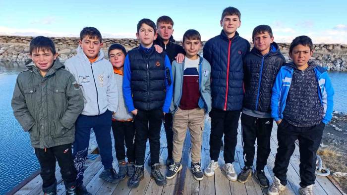 Van Gölü’nde Saçları Sararan Çocukların Saç Rengi Eski Haline Döndü