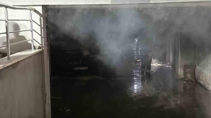 Apartman Garajında Yangın Çıktı: 2 Araç Yandı, Mahsur Kalan 8 Kişi Kurtarıldı