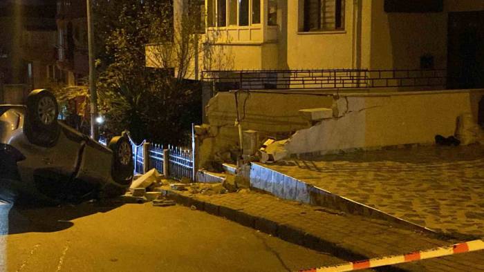 Küçükçekmece’de Kontrolden Çıkan Araç Duvara Çarparak Takla Attı