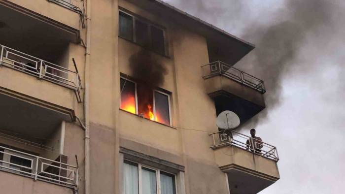 Çorlu’da Apartman Yangını: Balkonda Mahsur Kalan Şahsı İtfaiye Kurtardı