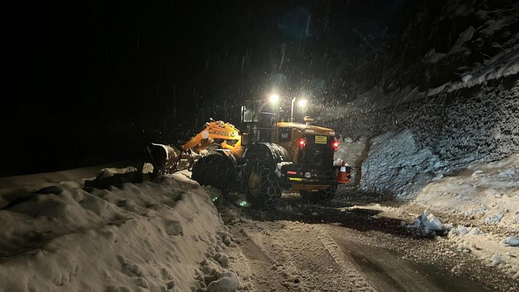 ayder-yaylasi-yolunda-dusen-cig-nedeniyle-1-saat-trafige-kapanan-yol-karayollari-ekiplerinin-mudahalesi-ile-acildi-1.jpg