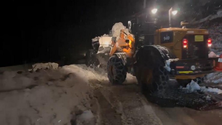 ayder-yaylasi-yolunda-dusen-cig-nedeniyle-1-saat-trafige-kapanan-yol-karayollari-ekiplerinin-mudahalesi-ile-acildi-2.jpg