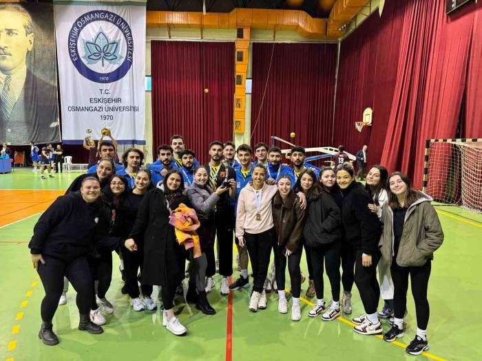 Bşeü Voleybol Takımlarından Büyük Başarı