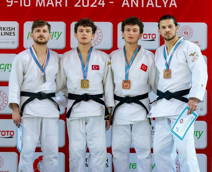 erzurum-palandoken-kayak-merkezinde-kamp-yapan-judo-milli-takimi-sporcularinin-uzerine-cig-dusmesi-sonucu-emre-yazgan-hayatini-kaybetti-ikiz-kardesi-yunus-yazganin-ha-3.jpg