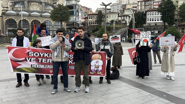 gazzedeki-ablukaya-karsi-rizede-saglik-calisanlarindan-protesto-cagrisi-1.jpg