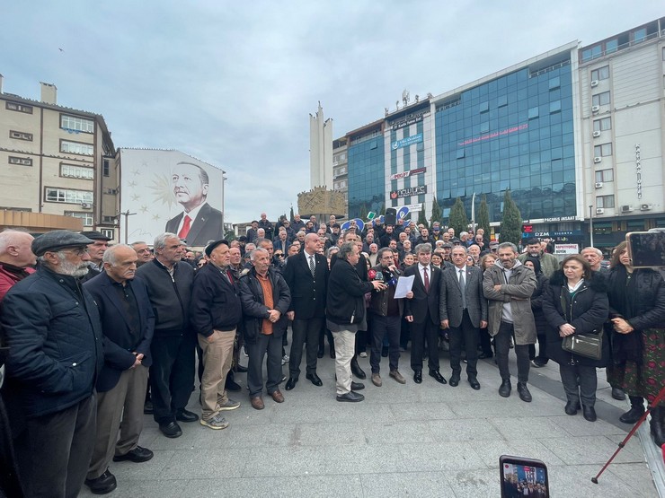 chp-rize-il-baskani-saltuk-deniz-partililerle-birlikte-15-temmuz-demokrasi-ve-cumhuriyet-meydaninda-duzenledigi-basin-aciklamasinda-aciklanan-yeni-asgari-ucretin-halk.jpg