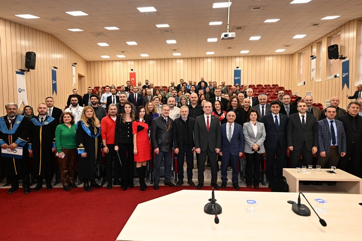 akademik-basariya-vefa-toreni-karadeniz-teknik-universitesinde-ktu-profesor-kadrosuna-atamasi-yapilan-akademisyenler-icin-profesorluk-belgesi-takdim-toreni-duze-10.jpg