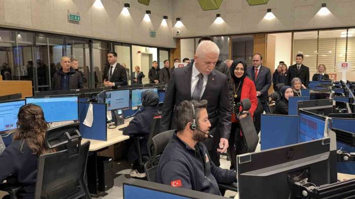 İstanbul Valisi Davut Gül, 112 Acil Çağrı Merkezi’nde Çalışanların Yeni Yılını Kutladı