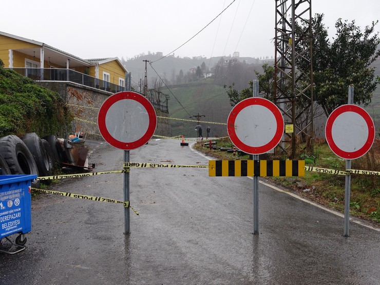 rizenin-derepazari-ilcesinde-meydana-gelen-heyelan-nedeniyle-4-koye-ulasimin-saglandigi-yol-ulasima-kapandi-4.jpg