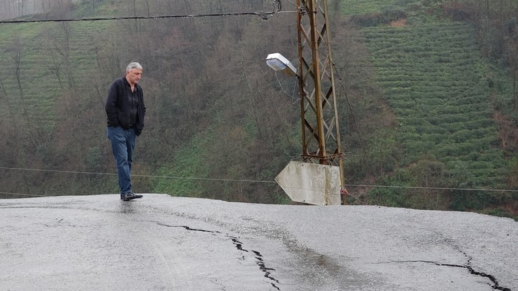 rizenin-derepazari-ilcesinde-meydana-gelen-heyelan-nedeniyle-4-koye-ulasimin-saglandigi-yol-ulasima-kapandi-5.jpg