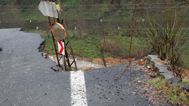 rizenin-derepazari-ilcesinde-meydana-gelen-heyelan-nedeniyle-4-koye-ulasimin-saglandigi-yol-ulasima-kapandi-8.jpg