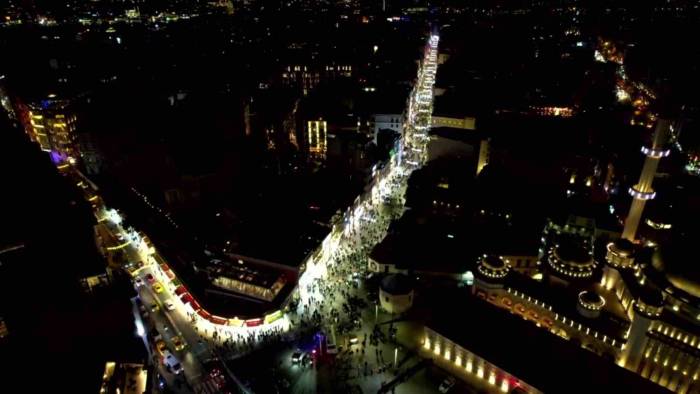 Yılbaşına Saatler Kala Vatandaşlar Taksim Meydanı’na Gelmeye Başladı