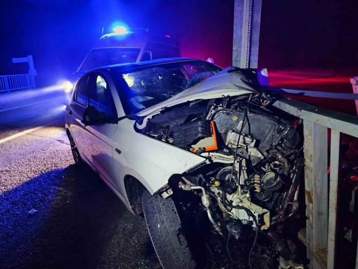 Kontrolden Çıkan Otomobil Köprü Korkuluğuna Ok Gibi Saplandı: 1’i Ağır 3 Yaralı