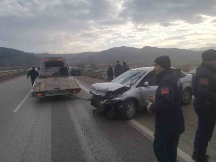 Kırıkkale’de Otomobil Bariyerlere Çarptı: 1 Yaralı