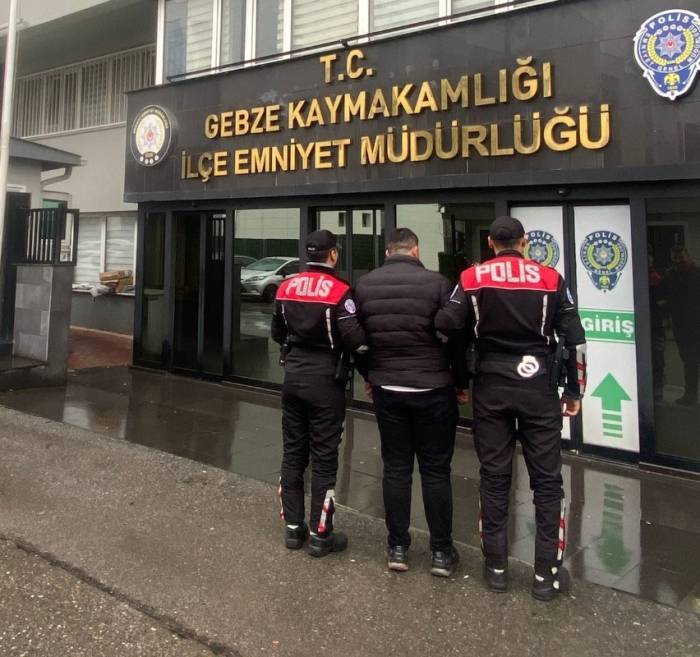 Dolandırıcılık Ve Yağma Suçundan 2 Hükümlü Yakalandı