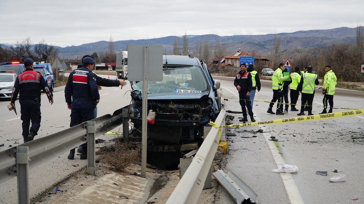 corumda-4-aracin-karistigi-trafik-kazasinda-2-kisi-oldu-5-kisi-yaralandi-6.jpg