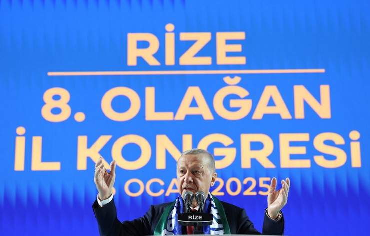 cumhurbaskani-ve-ak-parti-genel-baskani-recep-tayyip-erdogan-rize-yenisehir-spor-salonunda-duzenlenen-ak-parti-rize-8-olagan-il-kongresine-katilarak-bir-konusma-yap-12.jpg