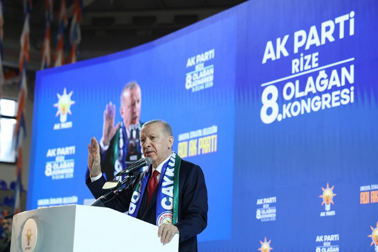 cumhurbaskani-ve-ak-parti-genel-baskani-recep-tayyip-erdogan-rize-yenisehir-spor-salonunda-duzenlenen-ak-parti-rize-8-olagan-il-kongresine-katilarak-bir-konusma-yap-14.jpg