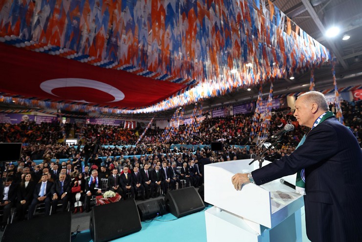 cumhurbaskani-ve-ak-parti-genel-baskani-recep-tayyip-erdogan-rize-yenisehir-spor-salonunda-duzenlenen-ak-parti-rize-8-olagan-il-kongresine-katilarak-bir-konusma-yap-5.jpg