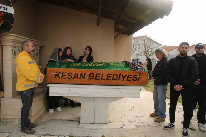 Motosiklet Kazasında Ağır Yaralanan Hukuk Fakültesi Öğrencisi Sıla Hayatını Kaybetti