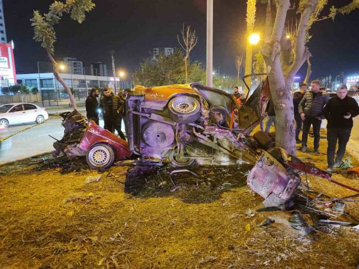 Adana’da İkiye Bölünen Otomobilde Ölü Sayısı 2’ye Yükseldi